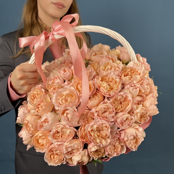 25 кустовых пионовидных роз Джульетта Хани в корзине