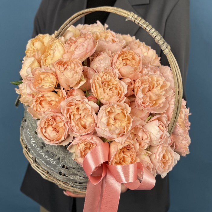 15 кустовых пионовидных роз Джульетта Хани в корзине