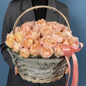 15 кустовых пионовидных роз Джульетта Хани в корзине