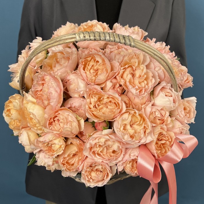 15 кустовых пионовидных роз Джульетта Хани в корзине