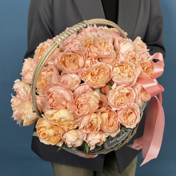 15 кустовых пионовидных роз Джульетта Хани в корзине