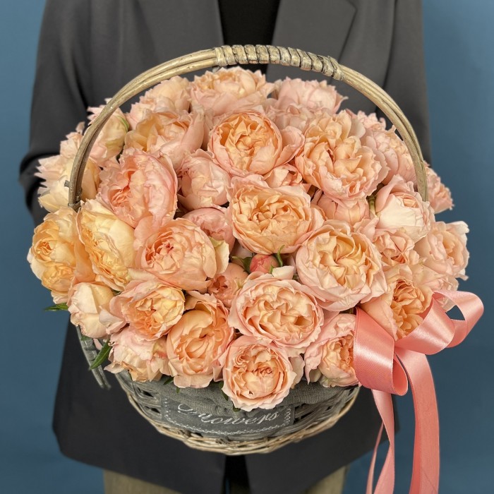 15 кустовых пионовидных роз Джульетта Хани в корзине