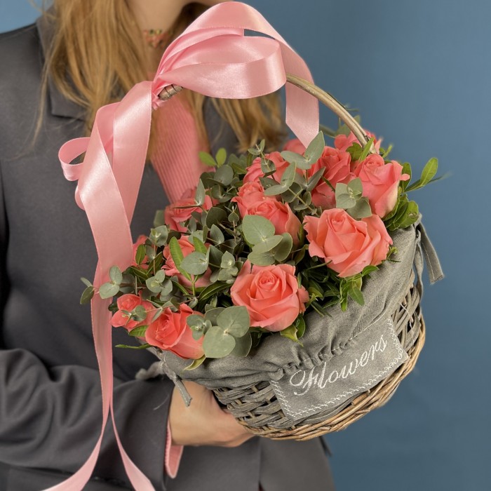 15 коралловых роз Эйс Пинк в корзине