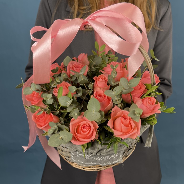 15 коралловых роз Эйс Пинк в корзине