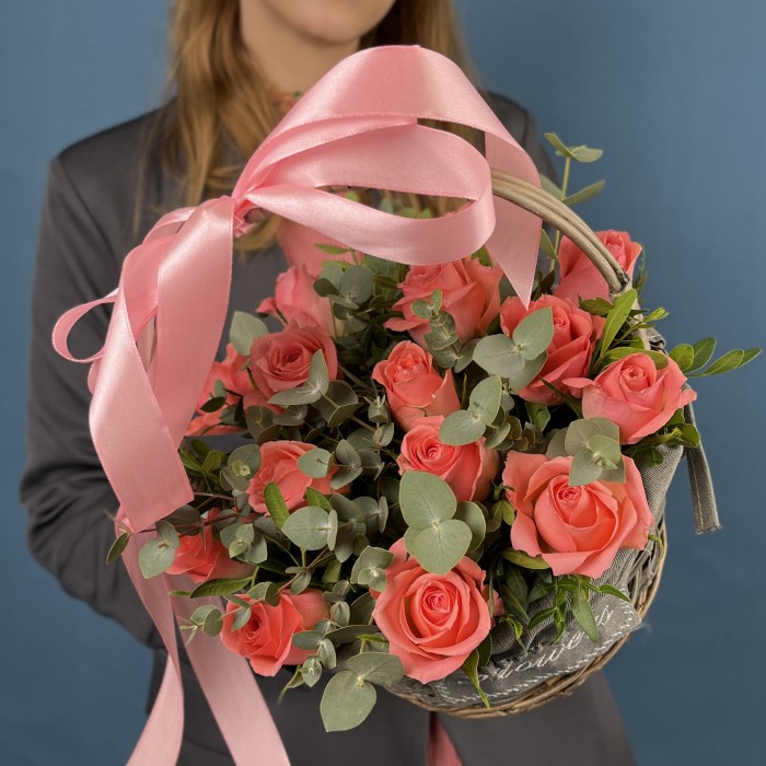 15 коралловых роз Эйс Пинк в корзине