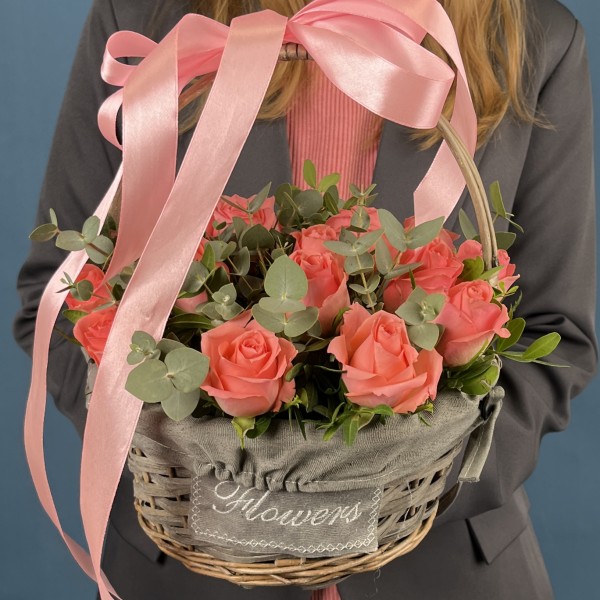 15 коралловых роз Эйс Пинк в корзине