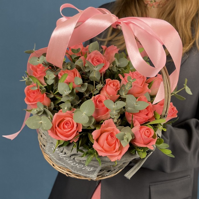15 коралловых роз Эйс Пинк в корзине