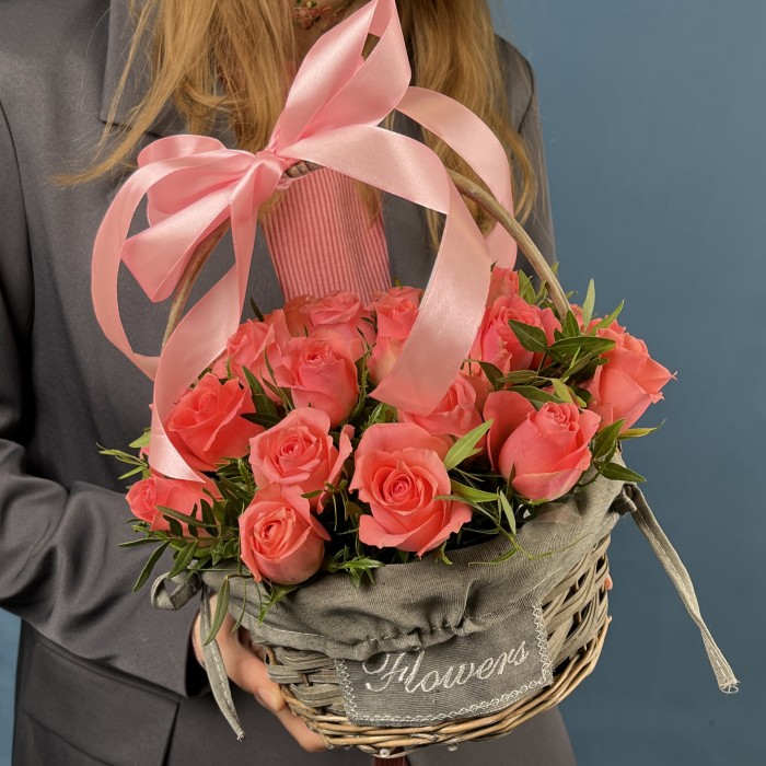 25 коралловых роз Эйс Пинк в корзине