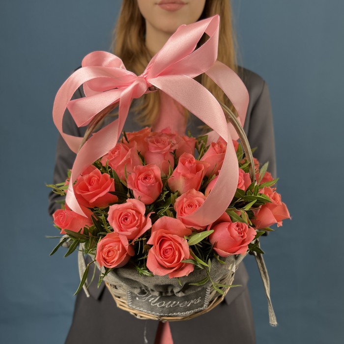 25 коралловых роз Эйс Пинк в корзине