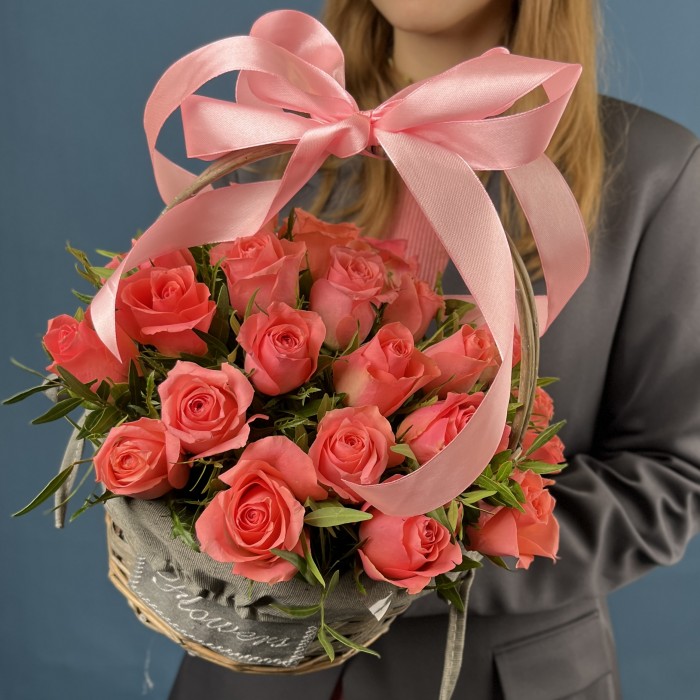 25 коралловых роз Эйс Пинк в корзине