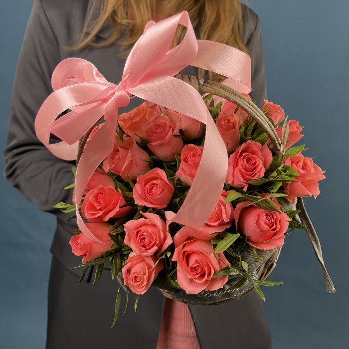 25 коралловых роз Эйс Пинк в корзине