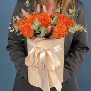 15 оранжевых роз Копакабана с лагурусом в коробке