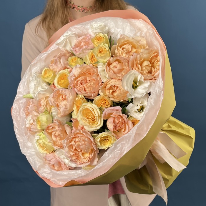 Букет из кустовых пионовидных роз с эустомой