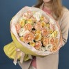 Букет из кустовых пионовидных роз с эустомой