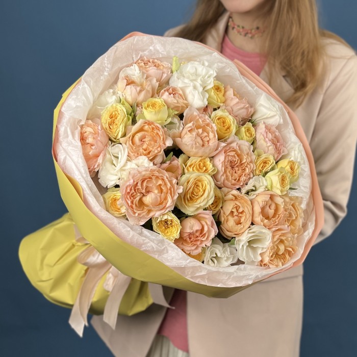 Букет из кустовых пионовидных роз с эустомой