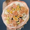 Букет из кустовых пионовидных роз с эустомой