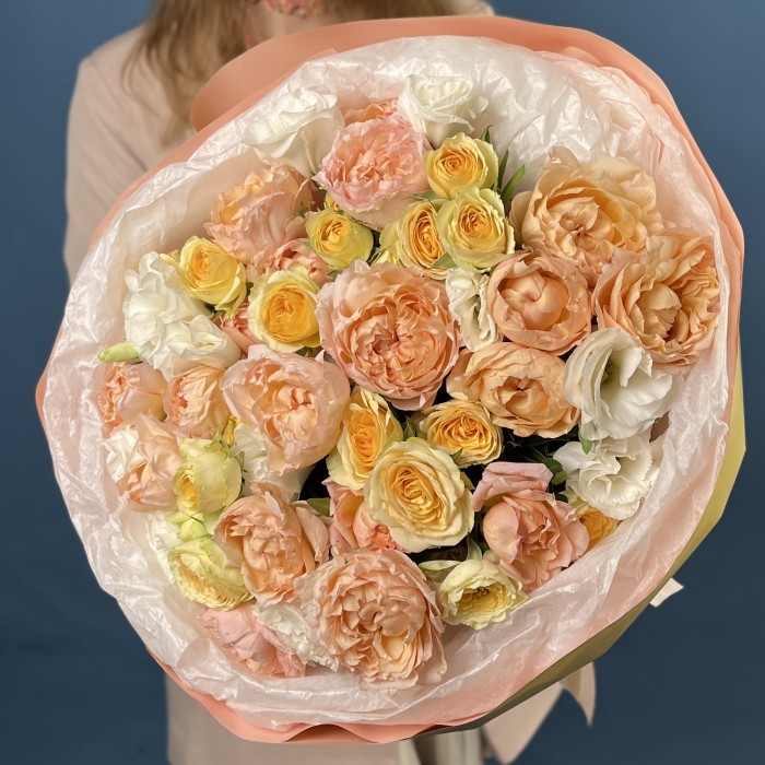 Букет из кустовых пионовидных роз с эустомой