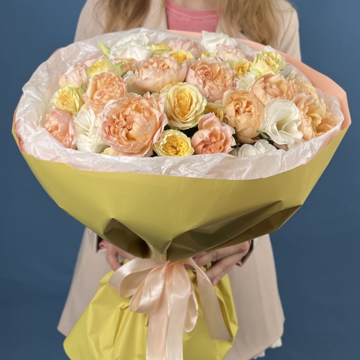 Букет из кустовых пионовидных роз с эустомой