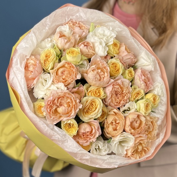 Букет из кустовых пионовидных роз с эустомой