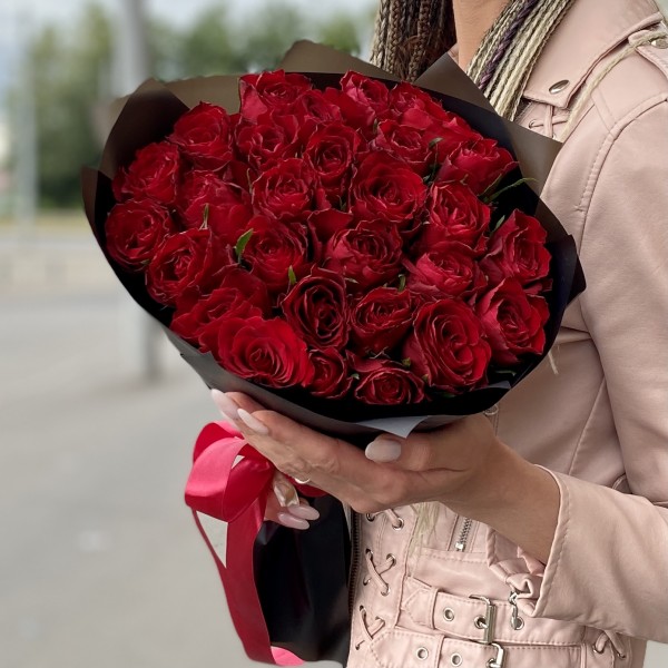 Красные розы в черной упаковке