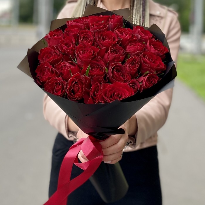Красные розы в черной упаковке
