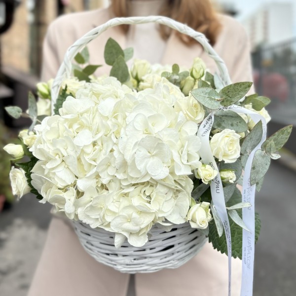 2 белые гортензии с кустовой розой в корзине