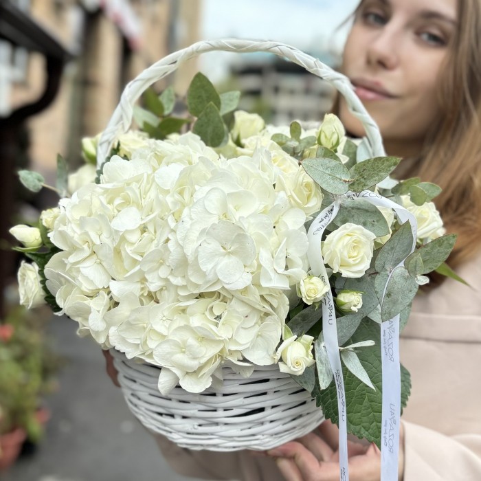 2 белые гортензии с кустовой розой в корзине