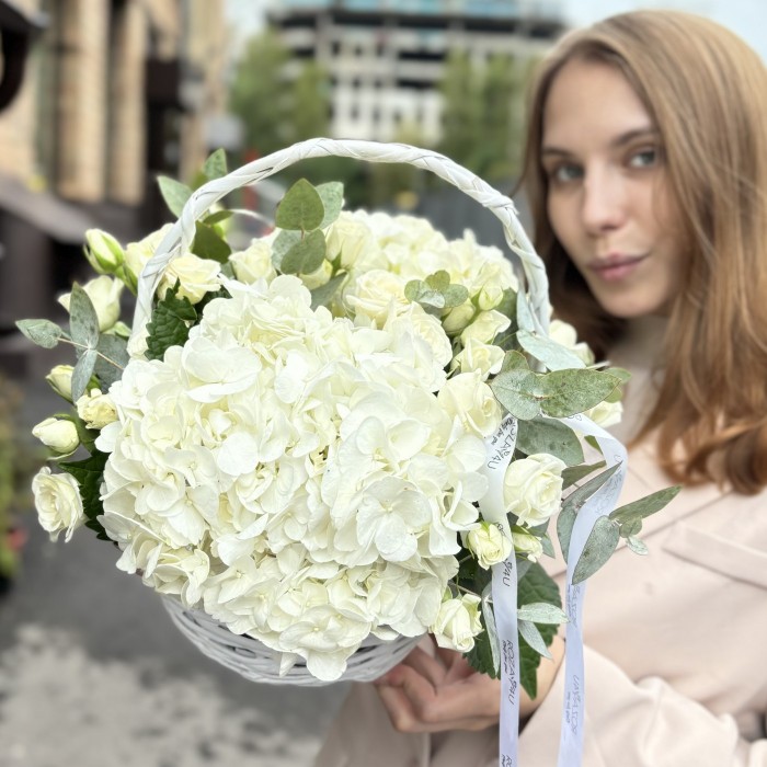 2 белые гортензии с кустовой розой в корзине