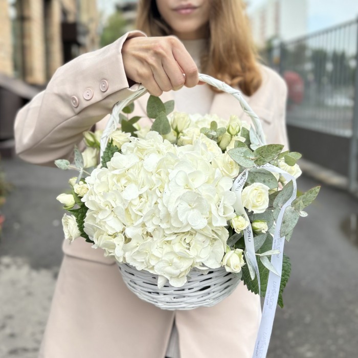 2 белые гортензии с кустовой розой в корзине