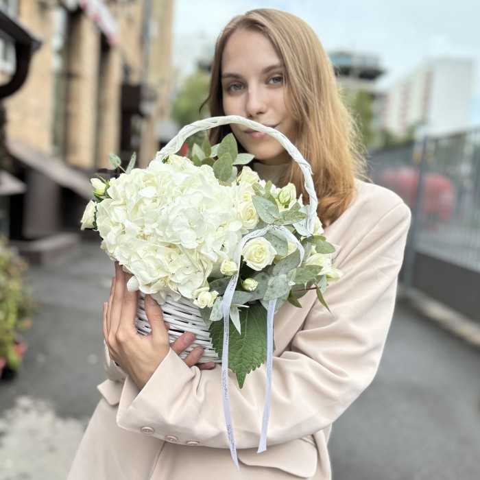 2 белые гортензии с кустовой розой в корзине