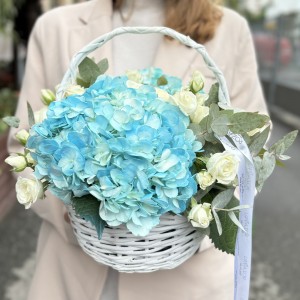 Голубые гортензии с кустовой розой в корзине