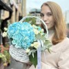 Голубые гортензии с кустовой розой в корзине