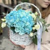 Голубые гортензии с кустовой розой в корзине