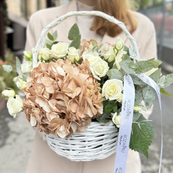 Гортензии капучино с кустовой розой в корзине