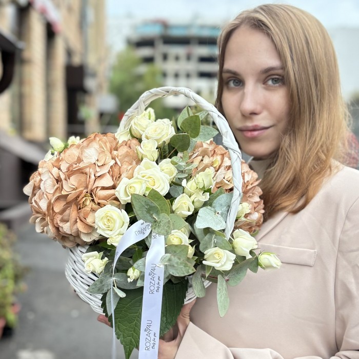 Гортензии капучино с кустовой розой в корзине