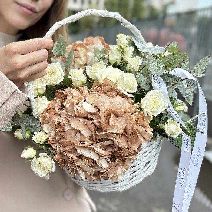 Гортензии капучино с кустовой розой в корзине