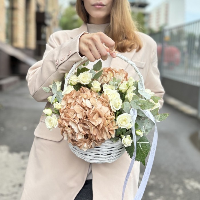 Гортензии капучино с кустовой розой в корзине