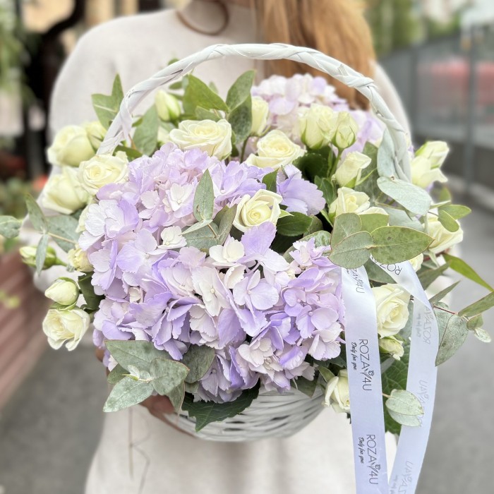 Лавандовые гортензии с кустовой розой в корзине