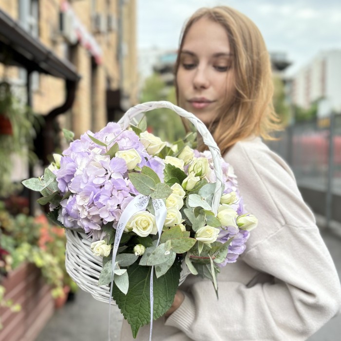 Лавандовые гортензии с кустовой розой в корзине