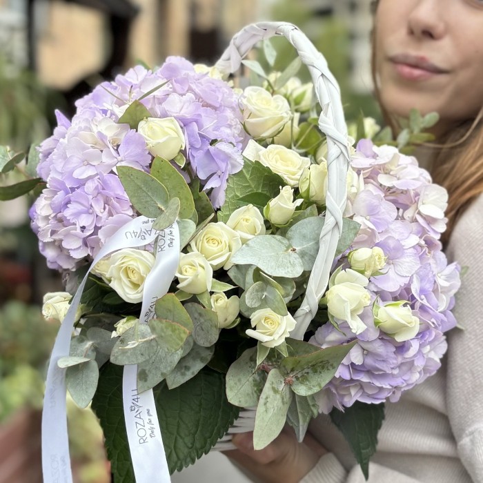 Лавандовые гортензии с кустовой розой в корзине