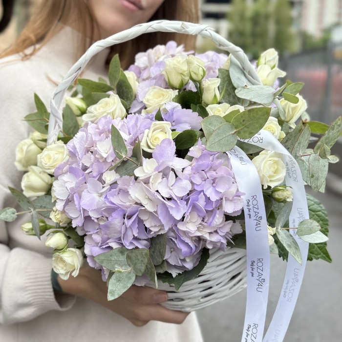 Лавандовые гортензии с кустовой розой в корзине