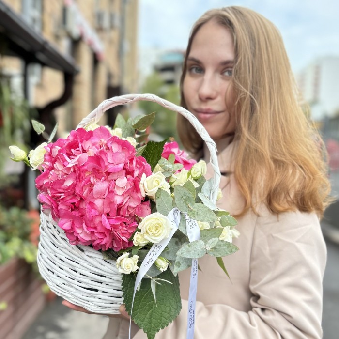 Малиновые гортензии с кустовой розой в корзине