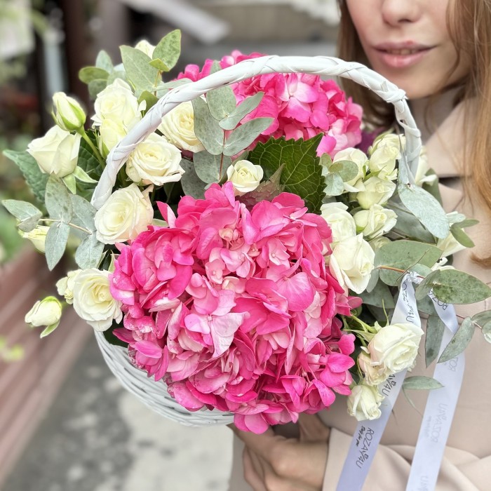 Малиновые гортензии с кустовой розой в корзине