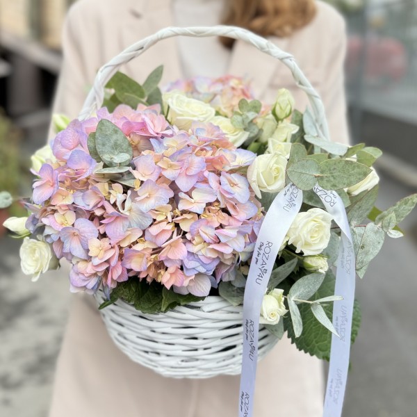 2 радужные гортензии с кустовой розой в корзине