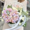 2 радужные гортензии с кустовой розой в корзине