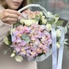 2 радужные гортензии с кустовой розой в корзине