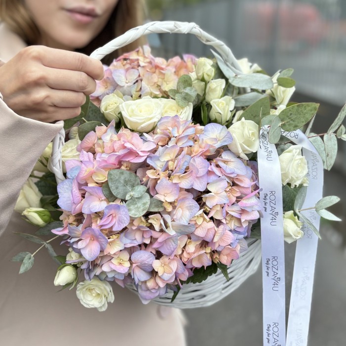 2 радужные гортензии с кустовой розой в корзине