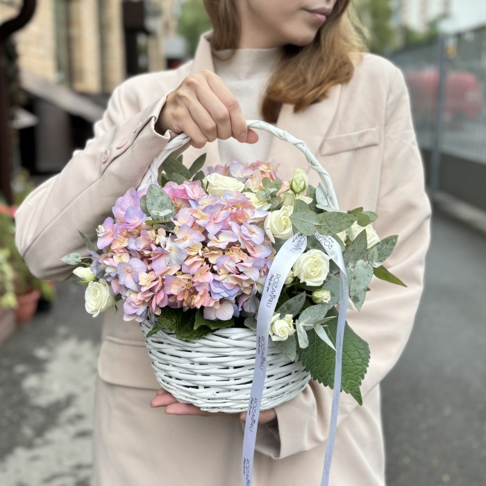 2 радужные гортензии с кустовой розой в корзине