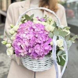 Сиреневые гортензии с кустовой розой в корзине