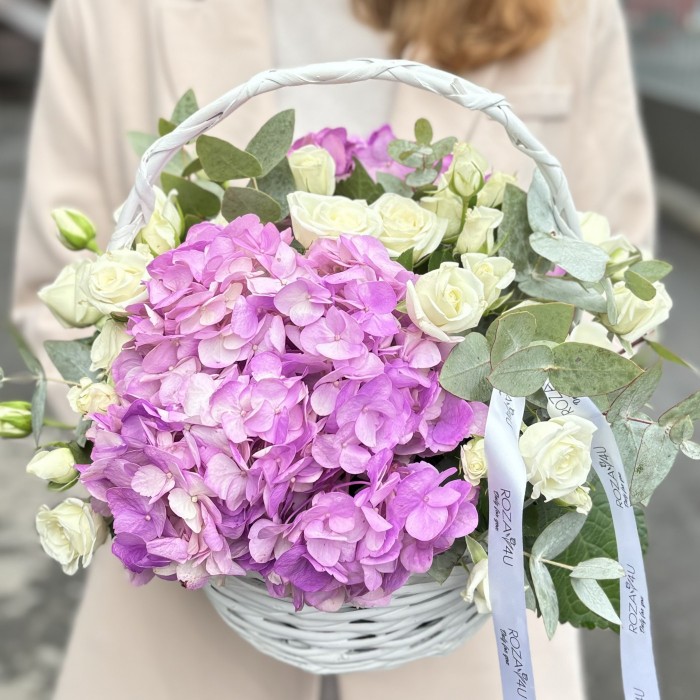 Сиреневые гортензии с кустовой розой в корзине